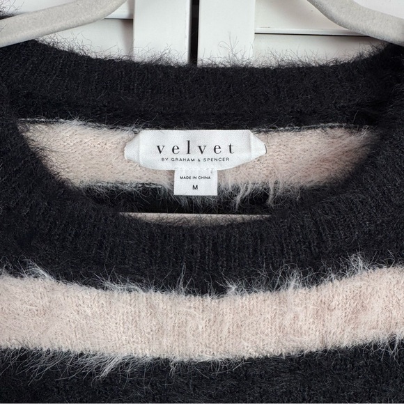 Velvet by Graham & Spencer Kimberly Feather Yarn Crewneck Sweater Black Blush M - Picture 5 of 7